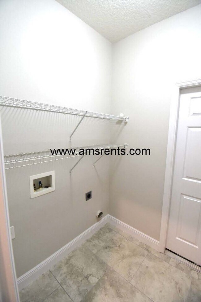 Building Photo - Spacious Pool Home in Davenport