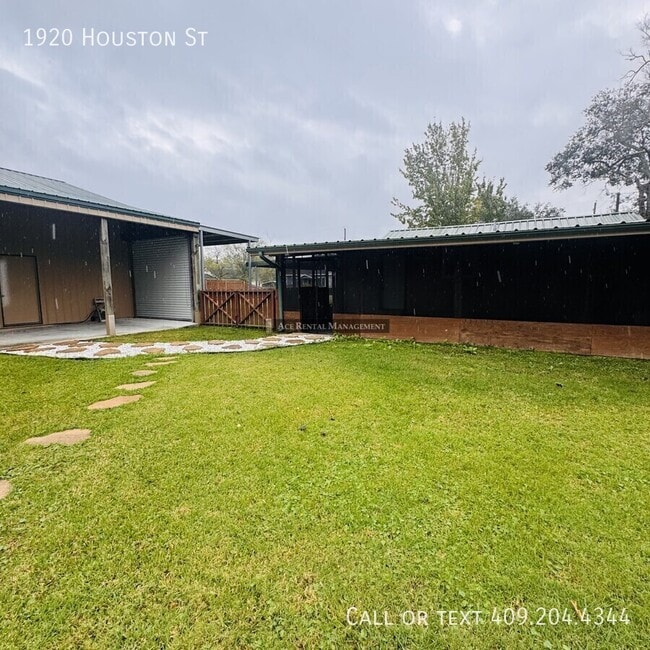 Building Photo - 1920 Houston St