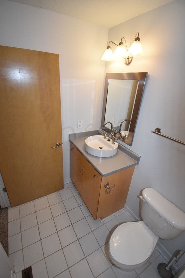 Building Photo - Large 2 Bedroom Condo For Rent Near Historic Downtown Clarksville!