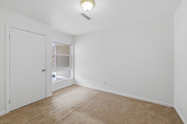 Building Photo - 26 Beacon St