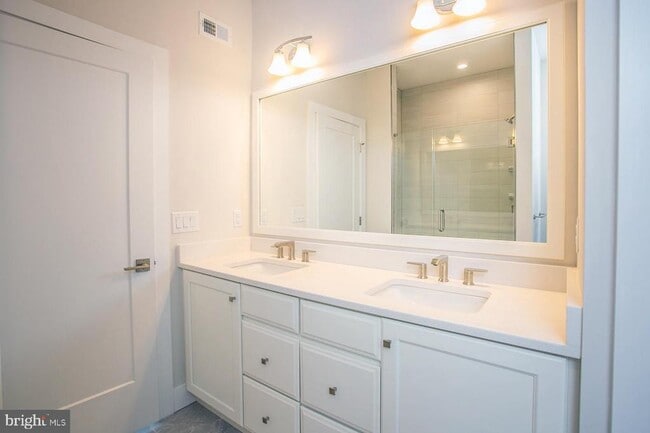 Building Photo - 665 Levering St