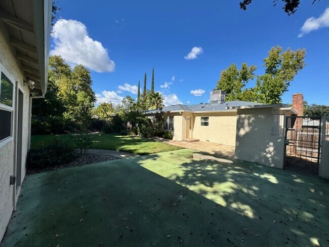 Building Photo - Charming Updated 4-Bedroom Home in the Garden Tract – Hardwood Floors, Central Air, 2-Car Garage ...