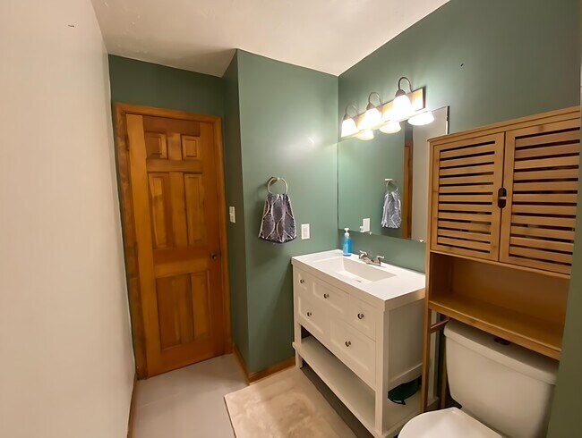 Building Photo - 8624 Valley Dr