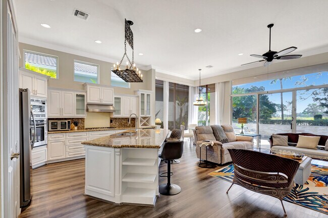 Building Photo - 128 Esperanza Way
