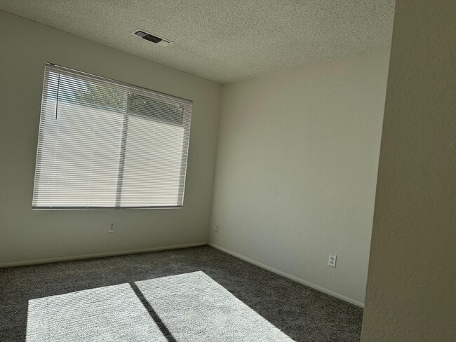 Building Photo - Mature dog considered. Nice home, convenient location off Placer & Wisconsin, Rdg.