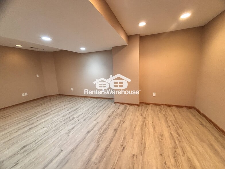 Building Photo - 1400 S 52nd St