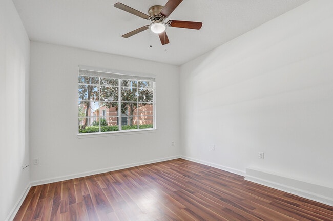 Building Photo - 3110 Myrtlewood Cir E