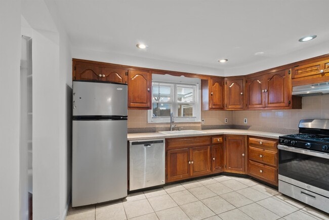 Building Photo - 637 36th St