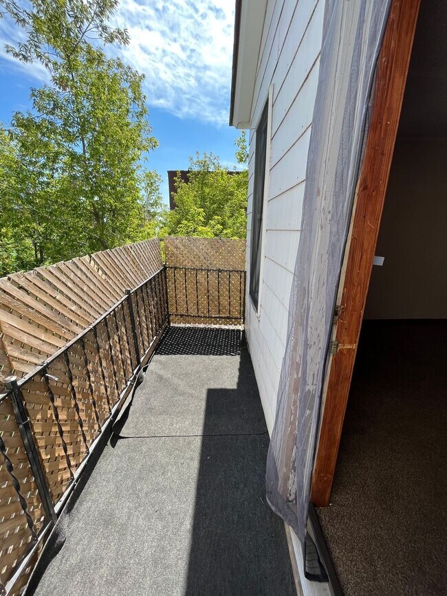 Building Photo - AVAILABLE JULY - 2 BED 1 BATH