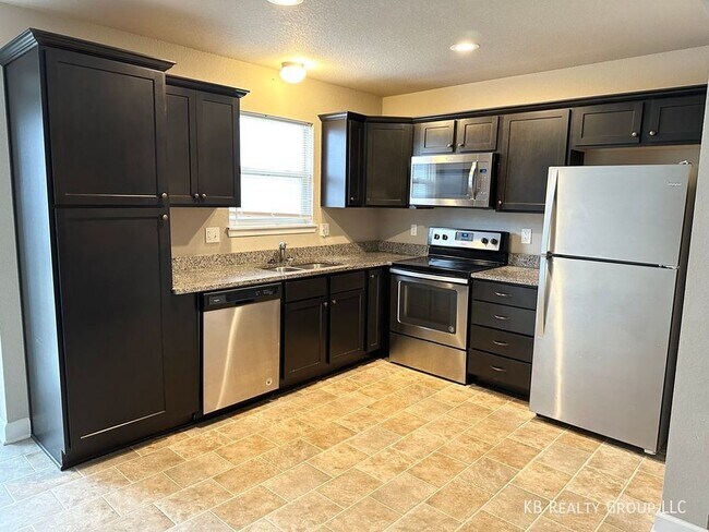 Building Photo - 2 Bed Townhome in Belton; Raymore-Peculiar...
