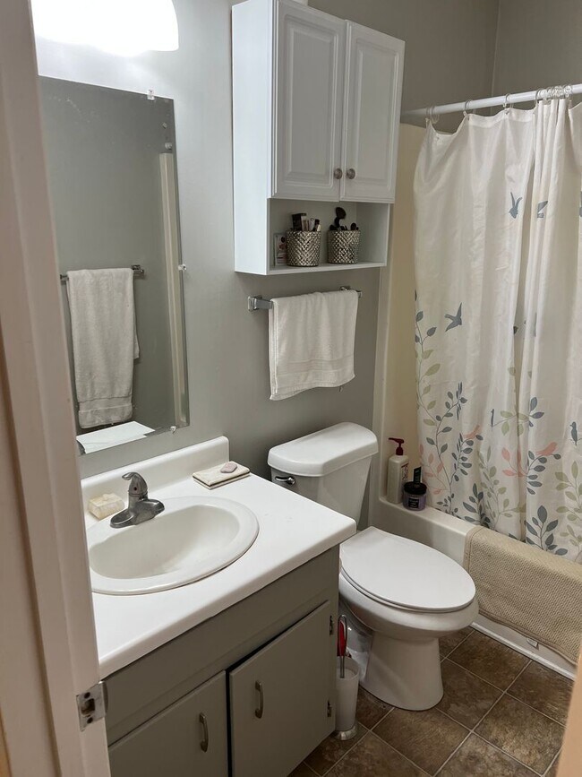 Building Photo - Sleepy Hollow Townhome - Convenient Location and Privacy