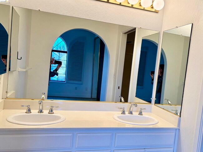 Building Photo - 600 Chandon Ct