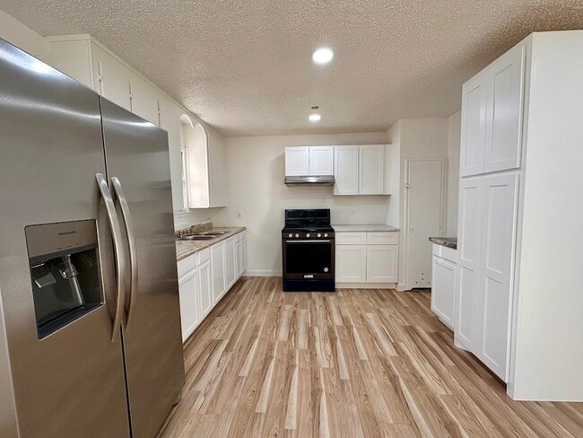 Building Photo - 3120 Chestnut Ave