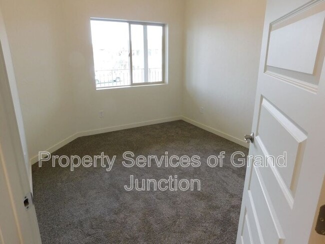 Building Photo - 658 Brookwillow Dr