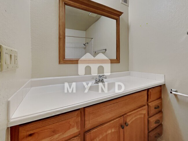 Building Photo - 5100 N Miller Rd Apt 23