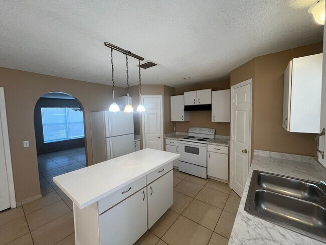 Building Photo - 204 Canterbury Ct