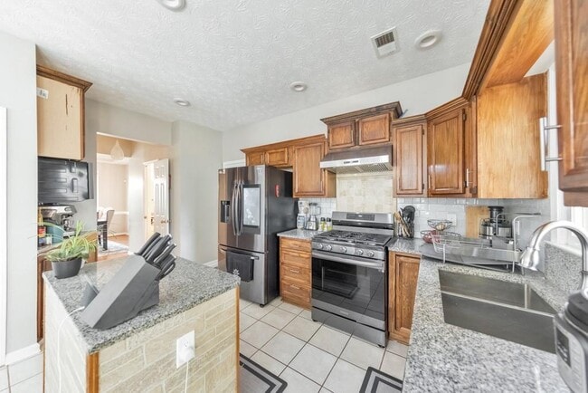 Building Photo - 520 Sonnet Way