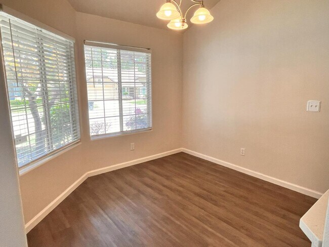 Building Photo - 1247 E Le Parc Dr