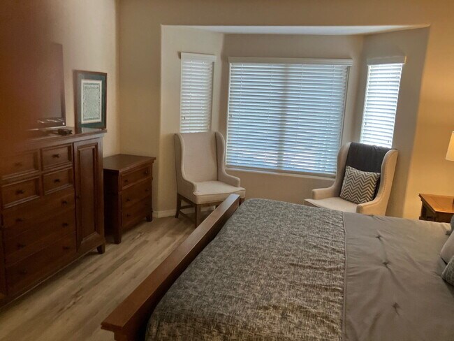 Building Photo - Charming, fully furnished, single-story re...
