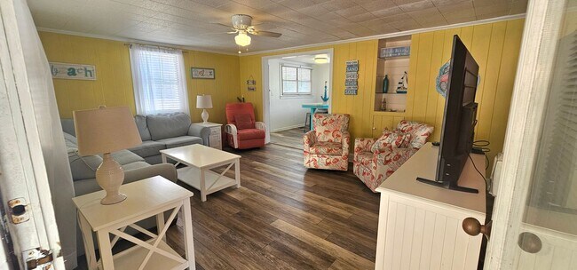 Building Photo - Snowbird Rental or Short-Term Getaway – Just Steps from the Beach!