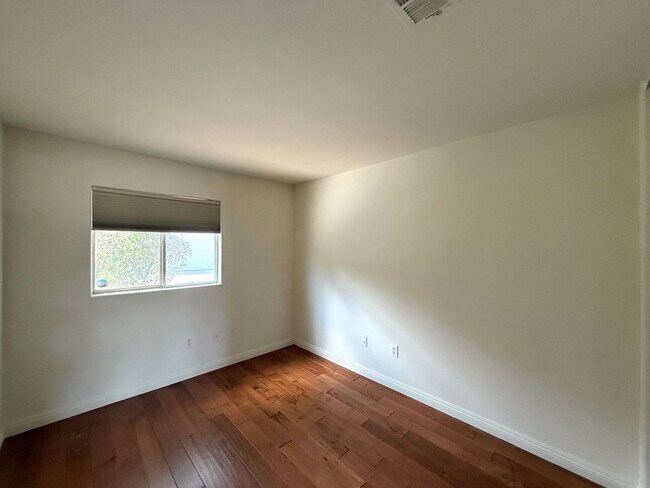 Building Photo - Beautiful 2-story townhouse located in a s...