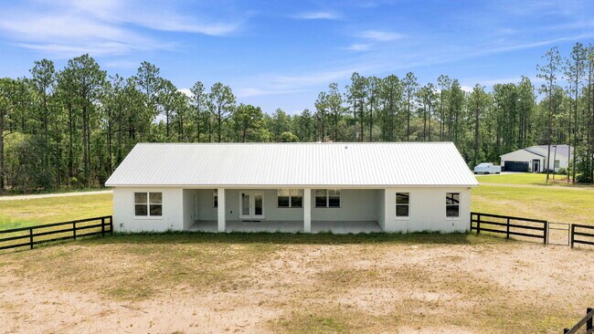 Building Photo - Country Living with Modern Convenience!