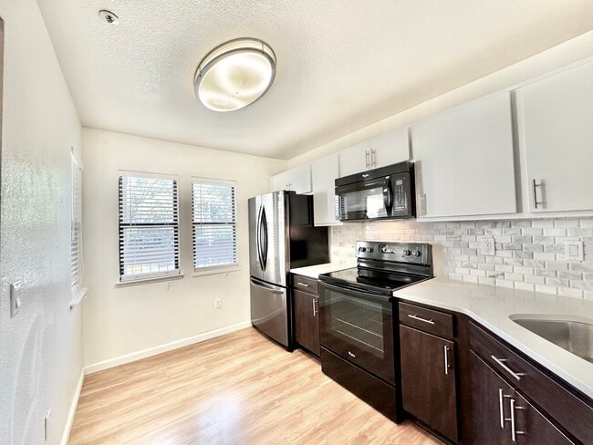 Building Photo - 1123 S Villa Way