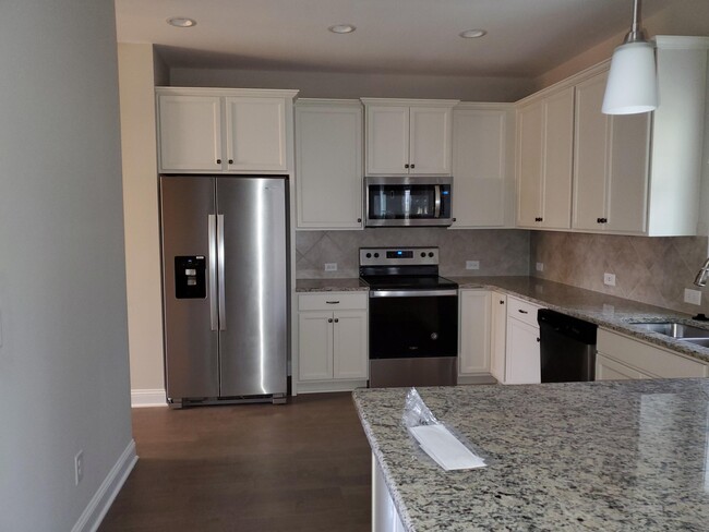 Building Photo - 560 Hampstead Pl