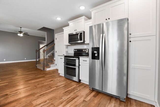Building Photo - Pet Friendly Three Bedroom with Bonus!
