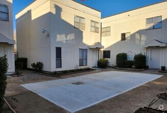 Building Photo - 11049 Albury Dr