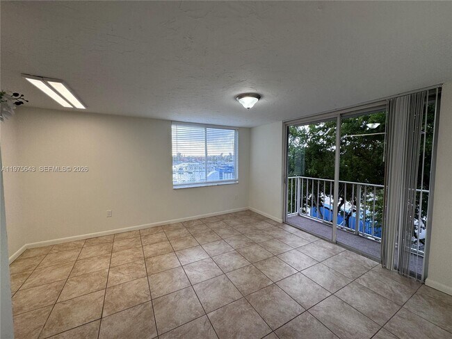 Building Photo - 1740 NW N River Dr