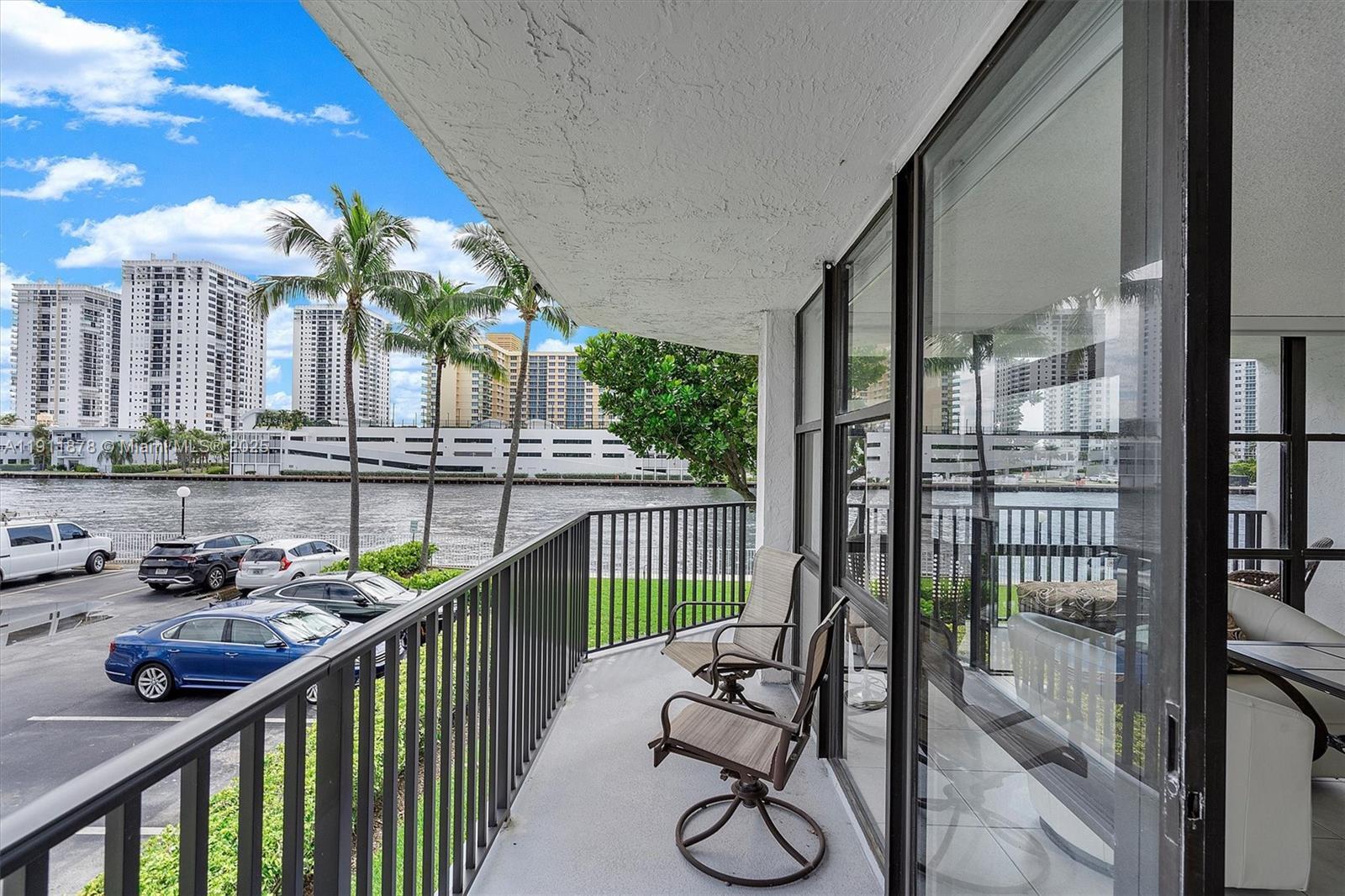 Building Photo - 1000 Parkview Dr