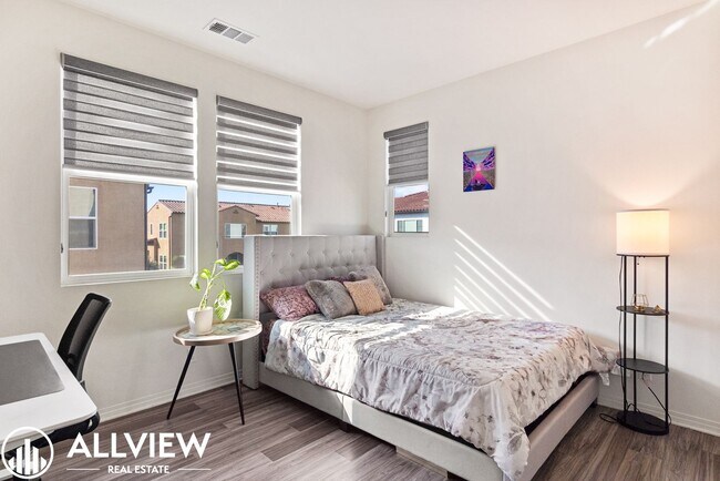 Building Photo - Bright & Upgraded 2 bedroom Anaheim Townhome in Prime Location!