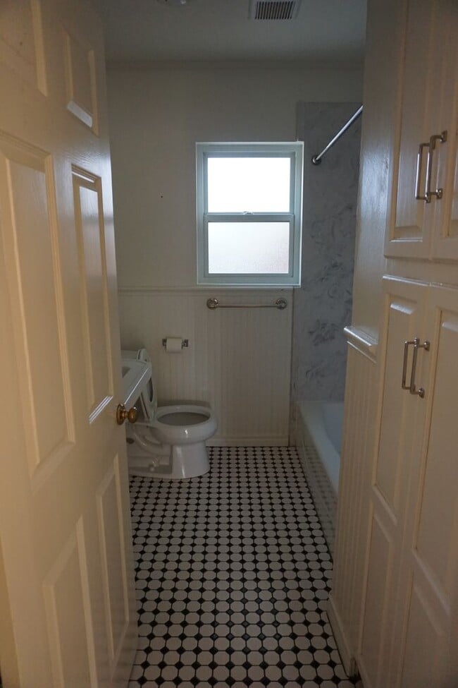 Building Photo - 2618 22