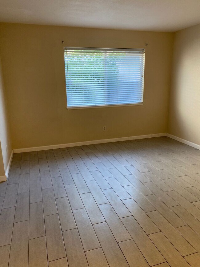 Building Photo - AVAILABLE NOW!! 4br 3ba