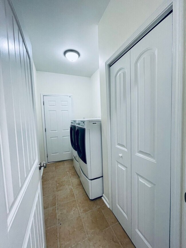 Building Photo - 3/2 single family - quiet neighborhood - u...