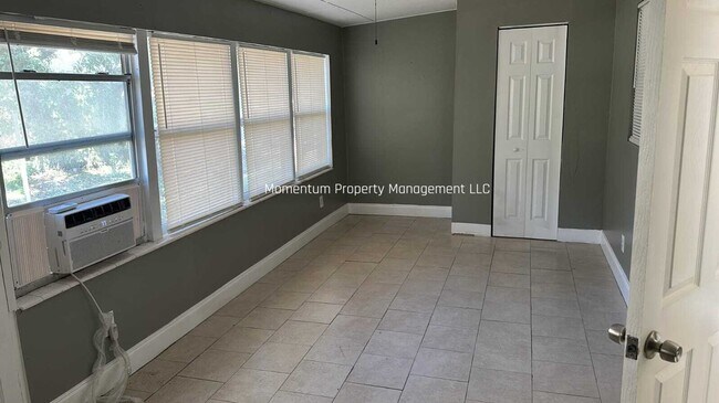 Building Photo - Beautiful & Cozy 4 bedrooms 2 bathrooms property in Sarasota! Apply for FREE This Holiday Season!