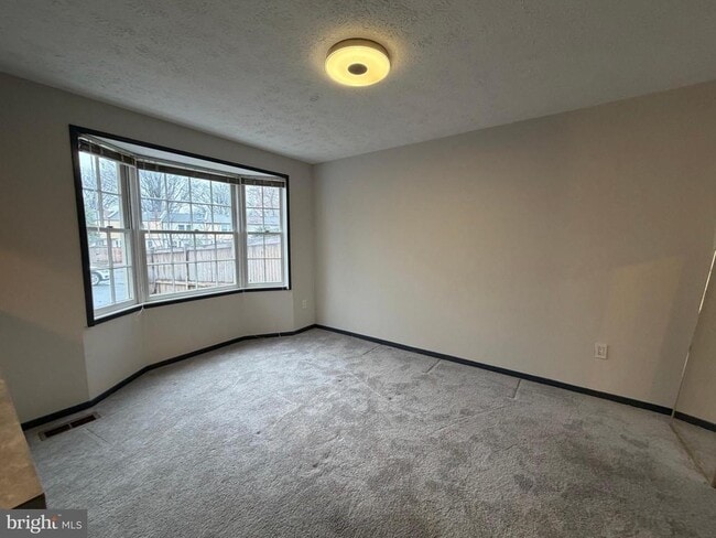 Building Photo - 327 James St