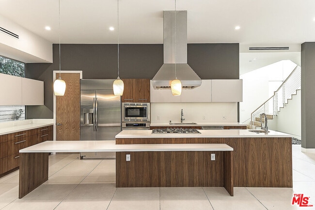 Building Photo - 16540 Moorpark St