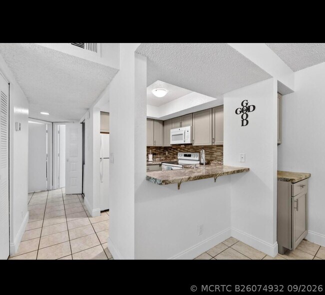 Building Photo - 1548 SE Royal Green Cir