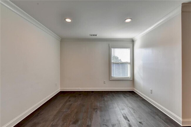 Building Photo - 45 Sudderth St