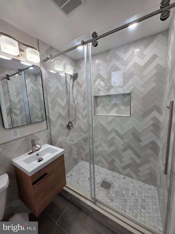 Building Photo - 8140 Drayton Ln