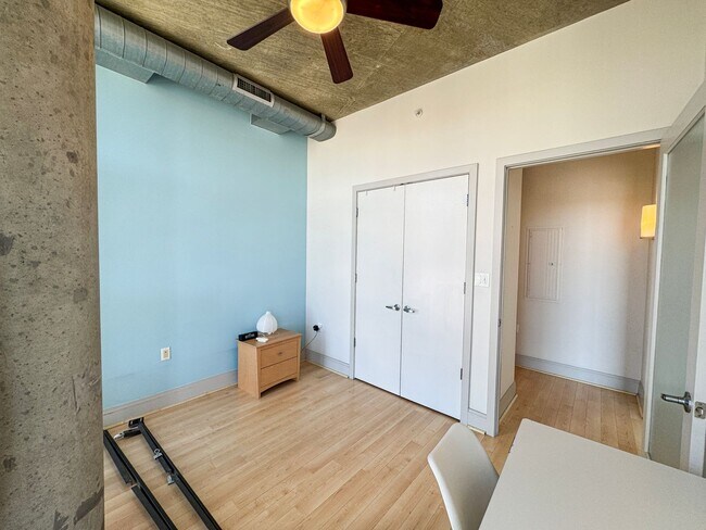 Building Photo - Sun-filled 2 Bed 2 Bath Condo In Vibrant Columbia Heights