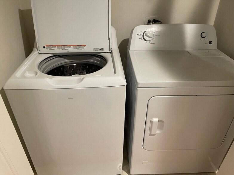 Newer W/D - 5941 W Corcoran Plz