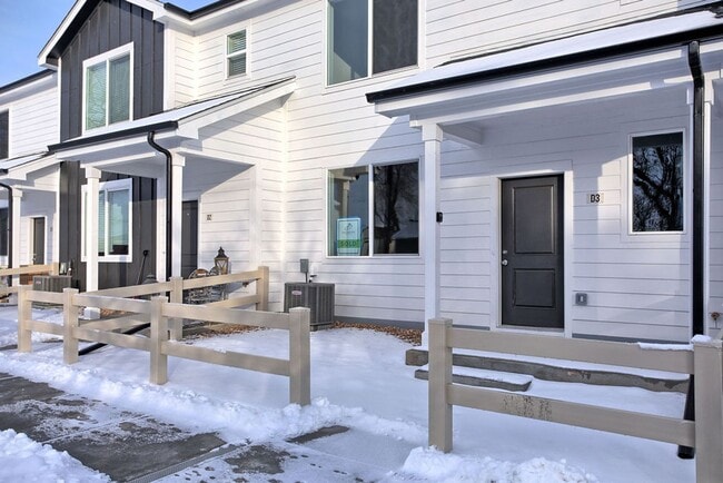 Building Photo - Beautiful Townhome For Lease