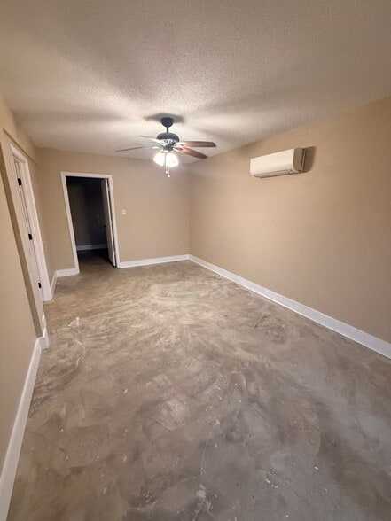 Building Photo - 2004 Pine Needle Dr E