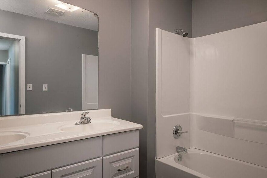 Building Photo - 225 Lexington Rd