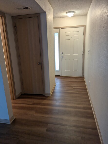 Entry hall - 205 W Nicholas Dr