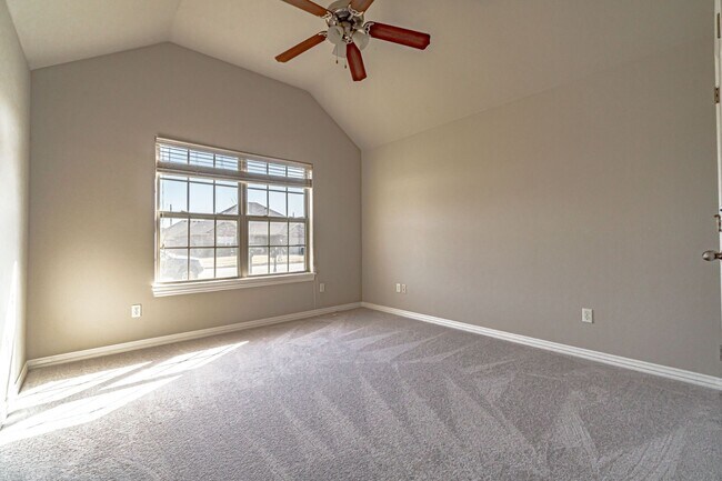 Building Photo - Centerton Family Home!