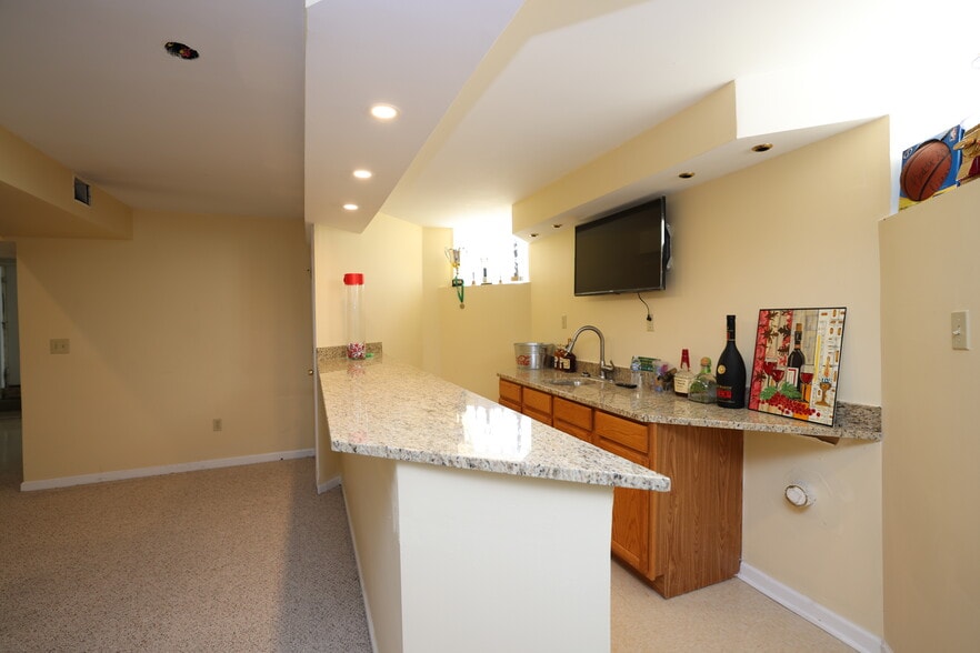 Wet Bar - 852 Lincoln Ave